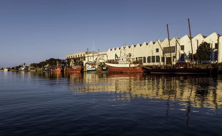 Ahuriri Fishing Boats & Woolstores - Sunny blue skies and calm water in Ahuriri harbour